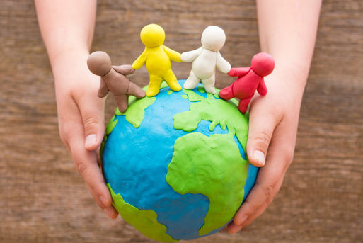 Kinderhände halten die Welt Bild: Fotolia / ChristArt