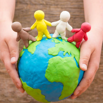 Kinderhände halten die Welt Bild: Fotolia / ChristArt