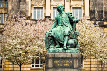 Bild vergrößern: Otto-von-Guericke-Denkmal im Frühling