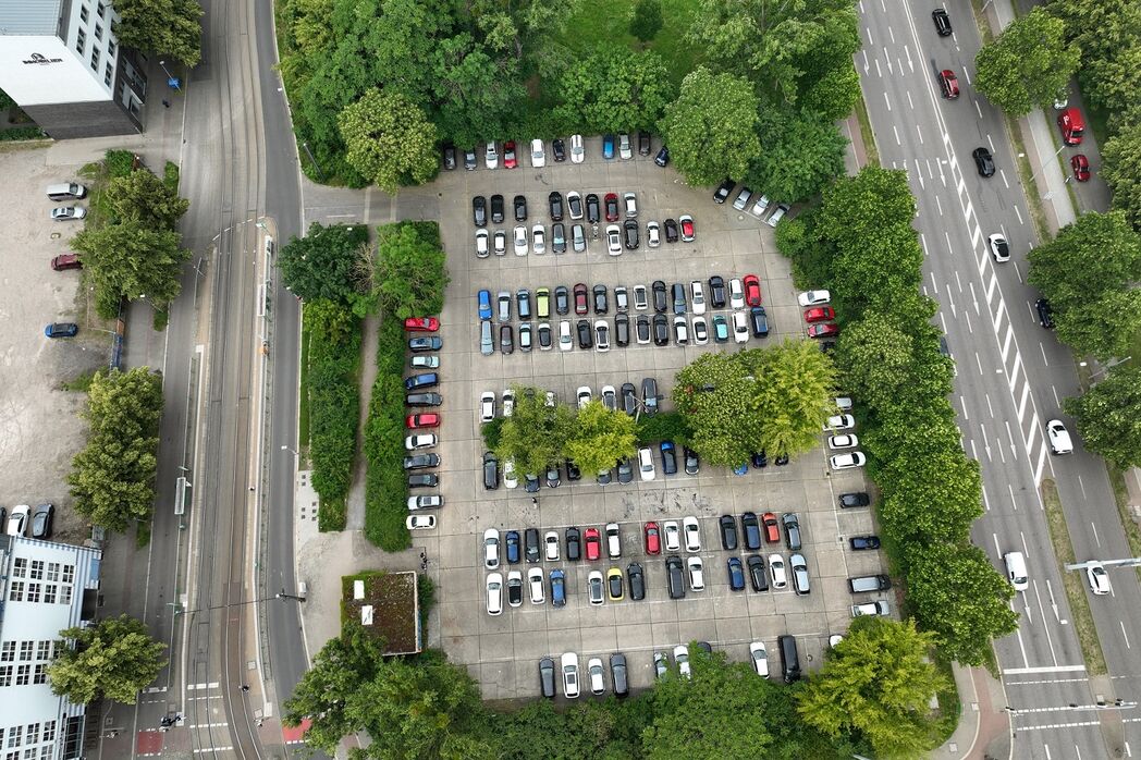 Luftaufnahme des Parkplatzes, der für den Bau der IGS Willy Brandt weichen wird