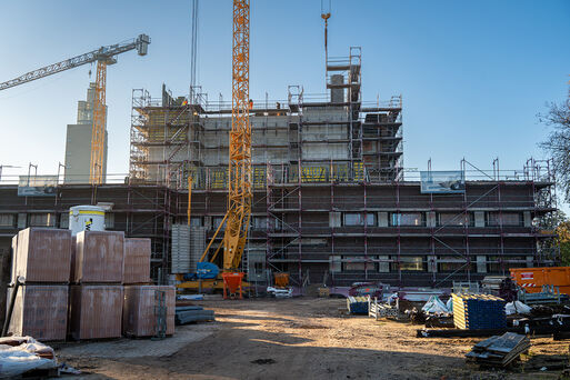 Blick auf die Nordseite der Stadthalle und den neuen Anbau