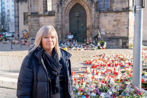 Oberbürgermeisterin Simone Borris am Gedenkort bei der Johanniskirche Magdeburg