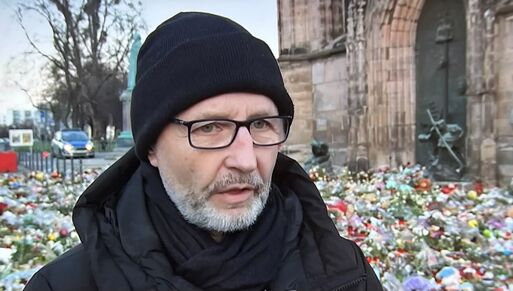 Magdeburgs Integrationsbeauftragter Krzysztof Blau vor der Johanniskirche